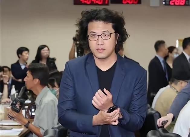 4月20日，台立法院又为“军购”议题安排了一场机密会议。

本来这场会期望各党派