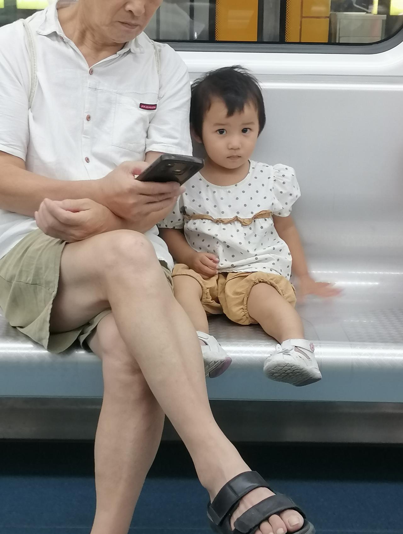 眼睛很漂亮，长相很可爱的女娃。长时间跟我对视，惹得我父爱心爆棚。我只有一个儿子，