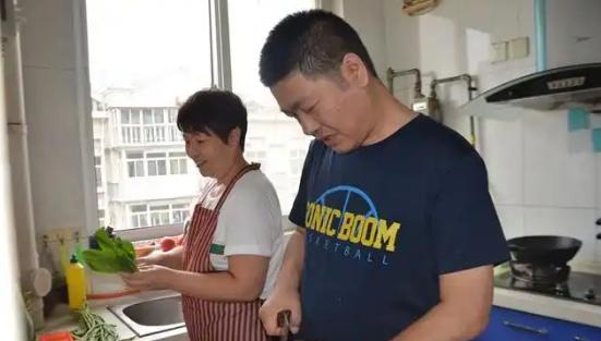 1998年，河北1男子，婚后不想工作，请求妻子供他读硕博。没想到，妻子竟点头答应