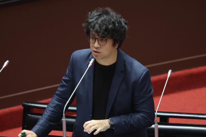 沈伯洋自曝祖辈当过「保甲」　网酸：原来从日殖时代就卖台

梅花新闻网 黄楚甯/综