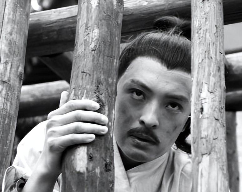 朱元璋处决女婿欧阳伦前，马皇后亲自去天牢送饭，发现女婿囚服袖口里绣着三个字，她看