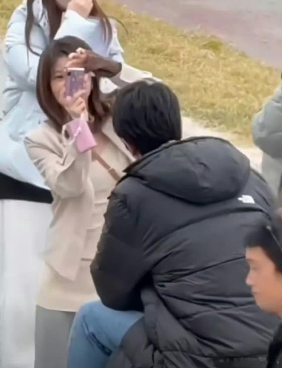 赵露思给彭冠英拍照  赵露思在剧组给彭冠英拍照了，这架势很专业呀！期待成片[哇]