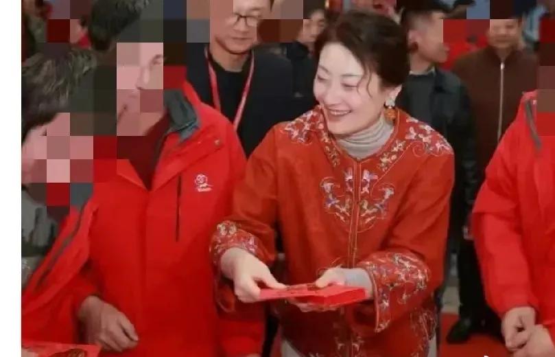 娃哈哈集团的年终宴会上，宗馥莉身穿红色中式外套上台致辞敬酒，还亲自给员工发红包，
