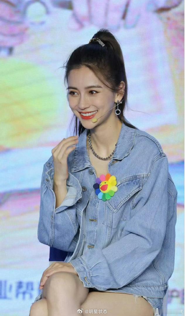 这个角度显得杨颖大腿好宽啊 