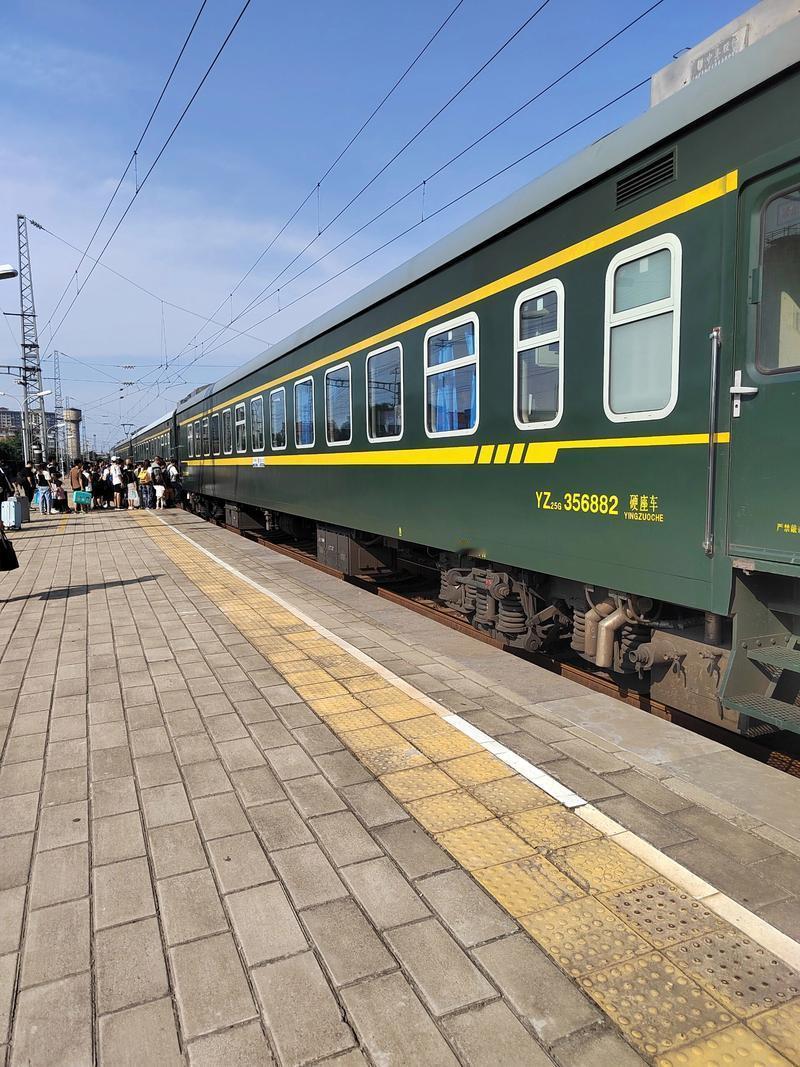 即使一时买不到绿皮火车票，宁可等上几天，也是非绿皮火车不选。
因为绿皮火车票价格