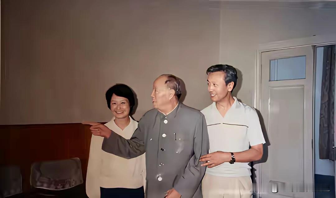 1987年，乌兰夫将军携儿子乌杰、儿媳杨珍云一同查看新居，留下这张温情满满的合影