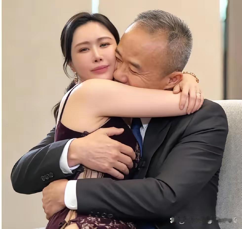 中戏出来的，演技差不到哪里……
这么🔥了，都成了全国人民茶余饭后讨论的谈资了，