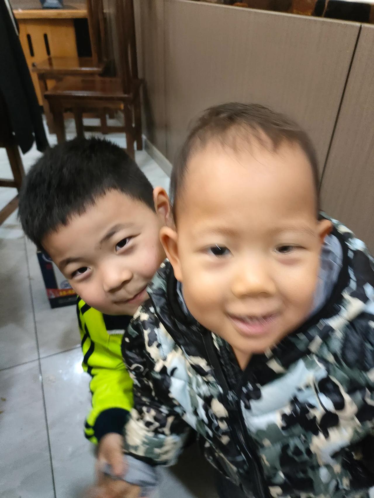 上联:深深浅浅河中水，
下联:打打闹闹亲兄弟。