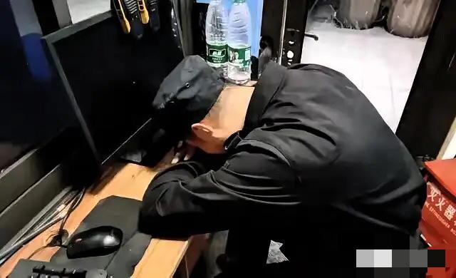 凌晨12点，门岗保安趴在桌上睡得像头死猪。业主敲窗叫醒他，换来一顿怼。第二天找队