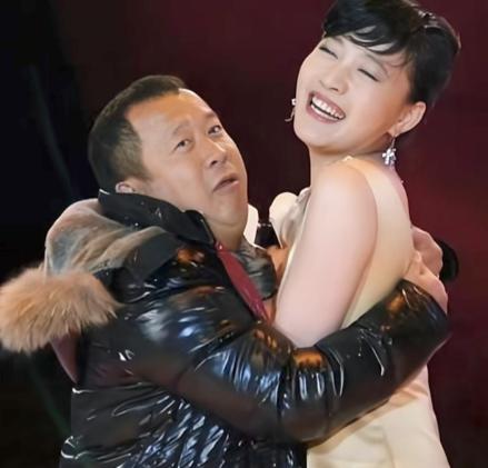 2013年曾志伟60大寿，儿媳张可蕙当众跟苗侨伟贴面吻、还发照炫耀；曾志伟当场发