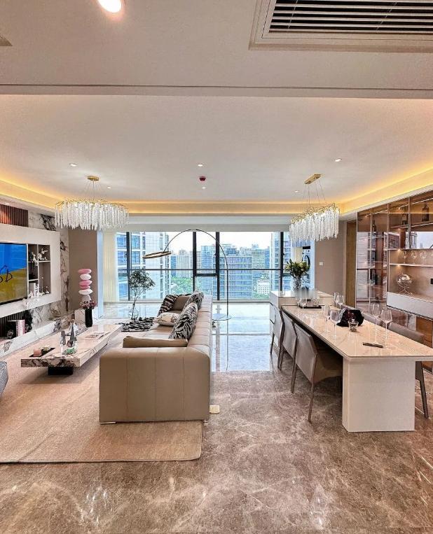 售楼小姐说“横厅大气”，我妈却要我买竖厅，说“传统才实用”！结果我那个买错的朋友