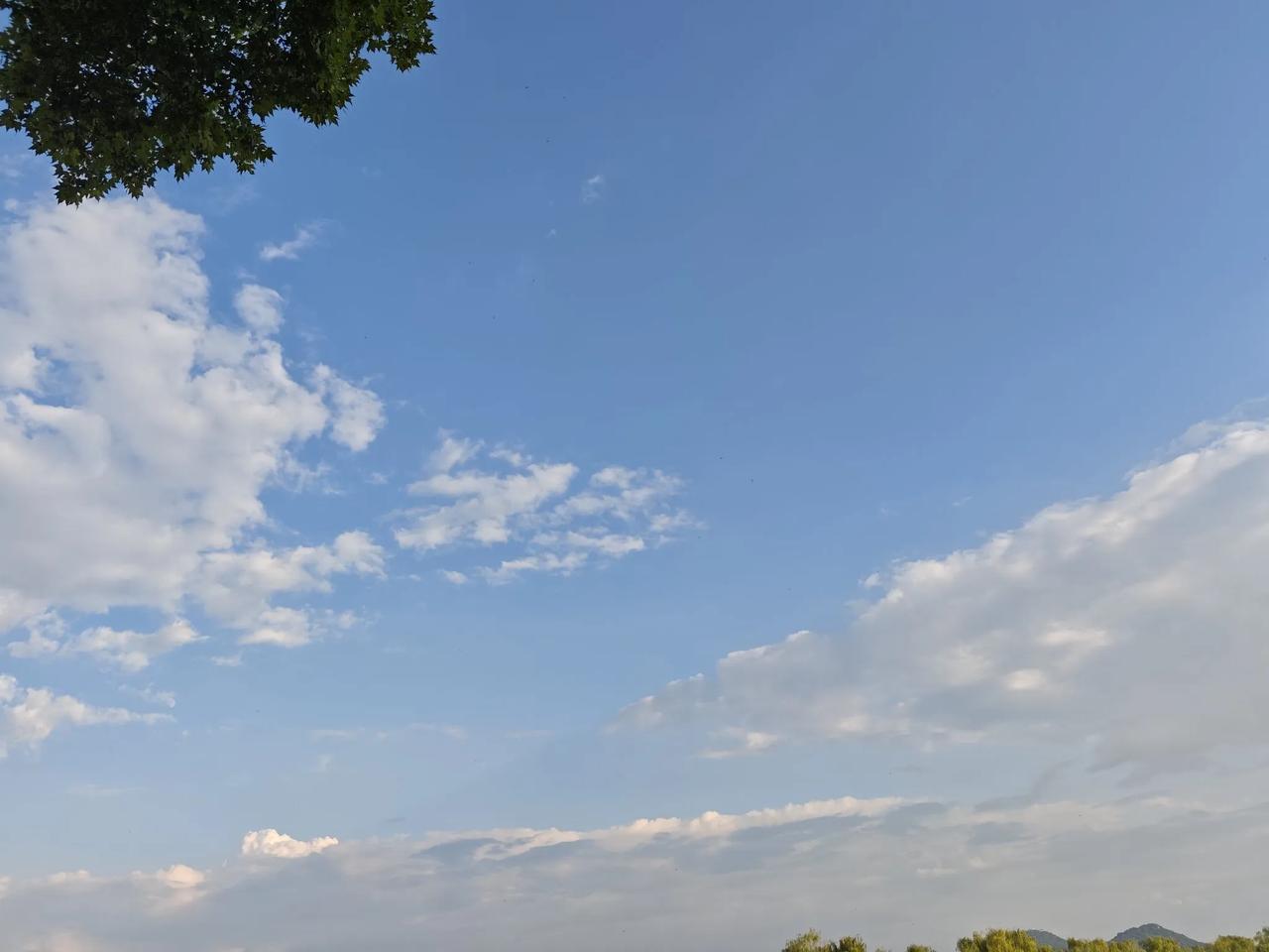 在西湖蓝色天空下，所有的烦恼都显得微不足道。一抹蓝天，一缕阳光，这就是我向往的生