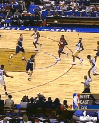 为什么现在NBA一有人在比赛中有过自抛自扣就会被说成是致敬麦迪？
因为麦迪在自抛