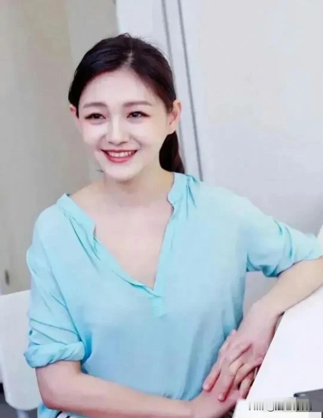 她如此执着地纠缠前夫，不禁让人猜测，或许是因为她自己的生活并不如意，又或许她的心