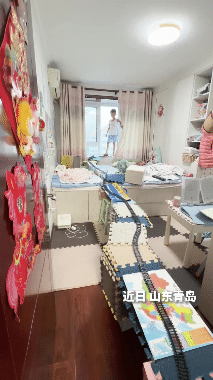 山东青岛一名八岁小男孩的暑假彻底火出圈，别人放假抱着手机追剧打游戏，他却一头扎在