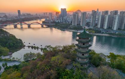 这所学校来头不小——2021年经教育部批准，整合了广西大学行健文理学院、广西农业