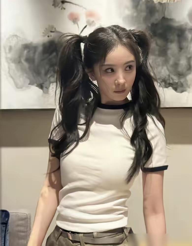 将近四十岁的杨幂，为什么还能秒回少女状态？
 
马上步入四十岁的杨幂，最近一组写