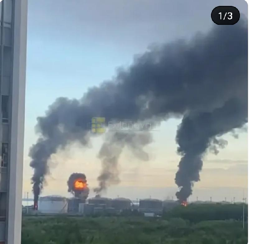 乌克兰无人机大规模袭击圣彼得堡，市内多处起火
 
遭袭目标包含圣彼得堡石油码头（