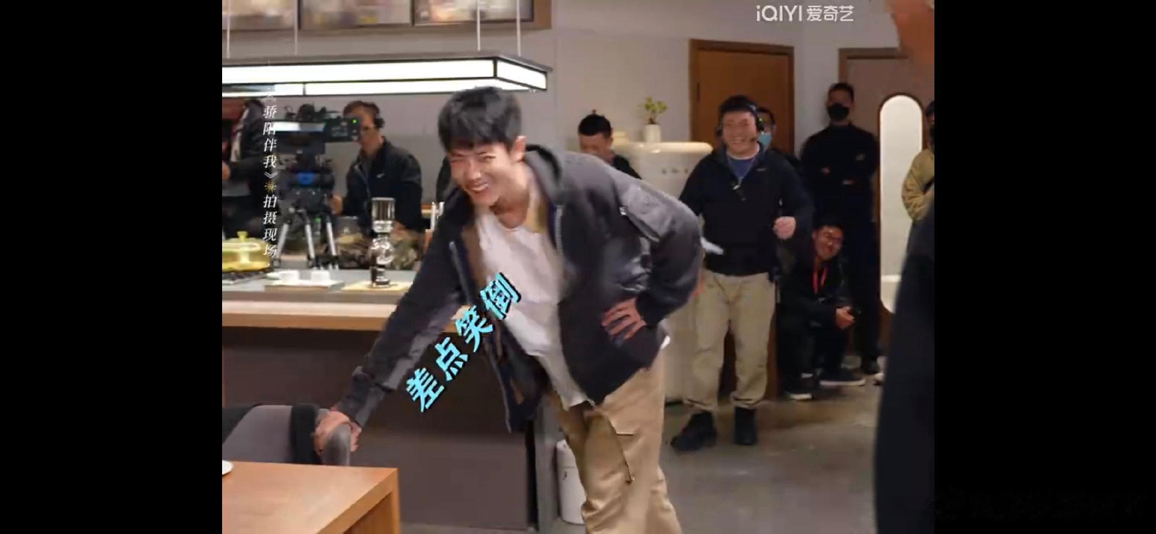 #肖战白百何笑场花絮##肖战白百何一对视就笑场#肖战白百何笑场花絮，一对视就笑场