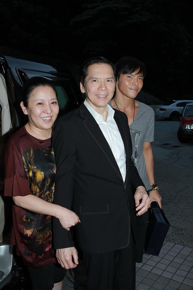 向佐与向爸向妈的旧照，当时，向华强、陈岚夫妇出行，儿子向佐陪在身边的画面。

向