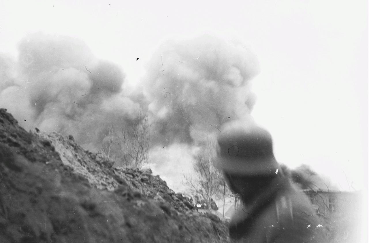 1943 年，东线，乌克兰，基洛夫格勒州，维什涅夫齐村。战况激烈，一名德国士兵侧