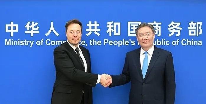 马斯克又带妈妈来了，这次直接做成亲妈体验游。梅耶老太太在高铁上吃泡面、逛胡同、扫