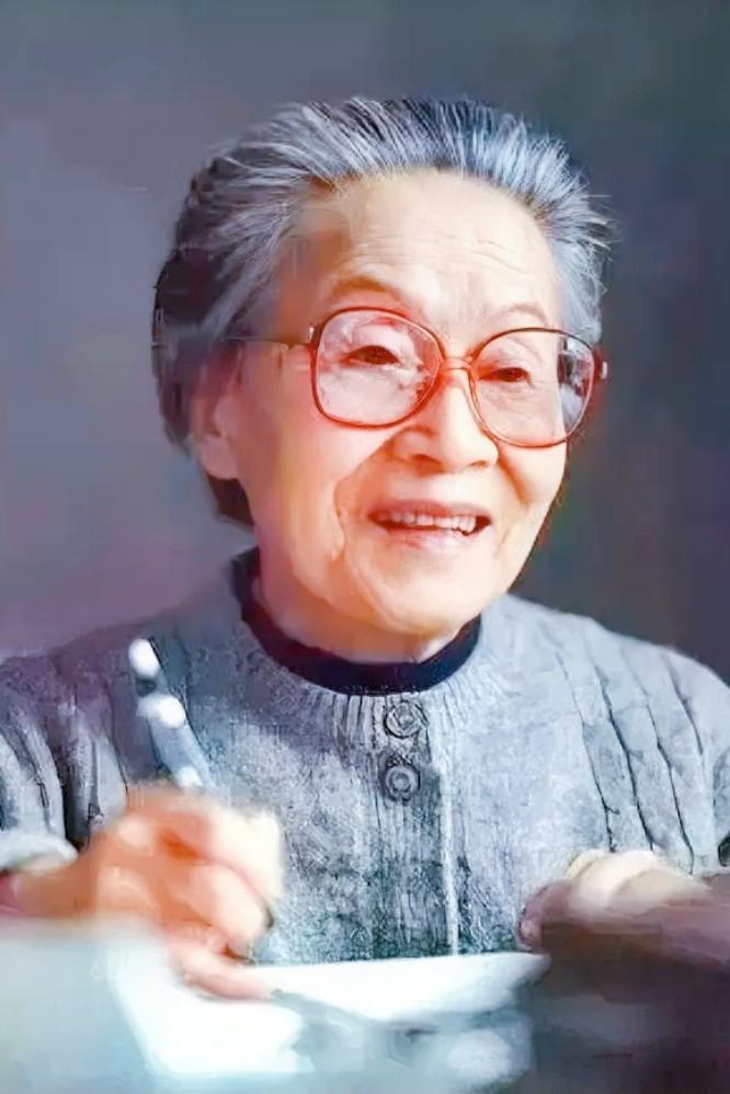 杨绛先生深邃地指出：

“婚姻非窥探之域，各守其疆，忠诚难觅。婚姻乃合作之舟，演