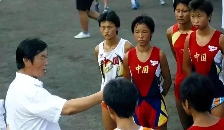他曾带领弟子打破世界纪录，可光环褪去后，他被曝出逼迫队员切除阑尾、给女队员注射禁
