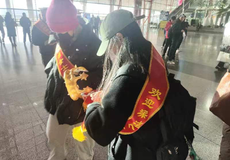 #梁洁北京机场社死路透#这是什么梦幻联动，没想到姐姐这么的害羞，特别是看见了在机