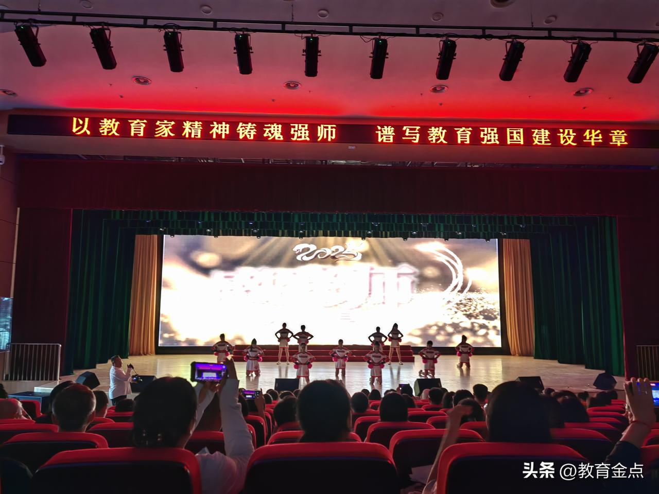 东港中学举办庆祝第41个教师节主题活动。东港中学作为连云区教育的翘楚，于2023