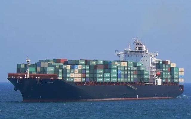 特朗普得意洋洋地发帖说，美国海军向伊朗货船TOUSKA开火，这艘船长达900英尺