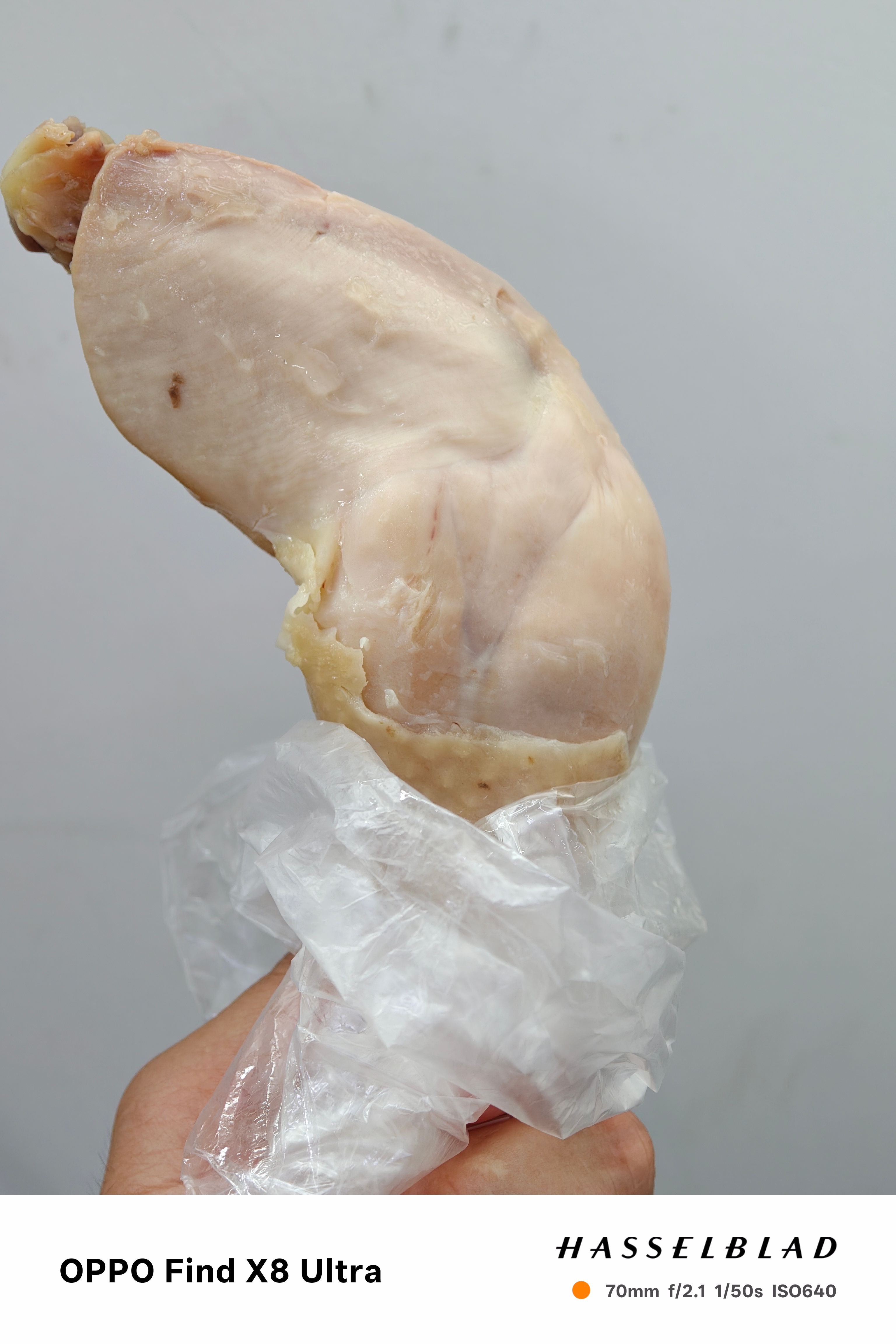 一个8块腹肌的朋友告诉我，吃鸡腿时候一定把鸡皮撕掉，鸡皮脂肪太多，这样吃不会发胖