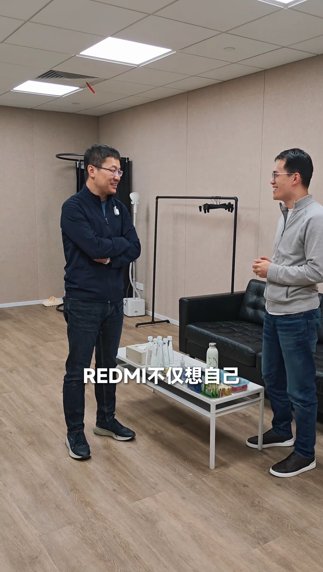 红米手机不仅想着自己，还想着身边的iPhone用户，随时反充给iPhone充电。