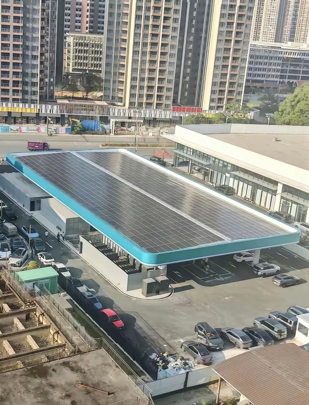 原来加油站式的比亚迪闪充站的底部，是一个巨大的太阳能充电板，这个思路可以的。虽然