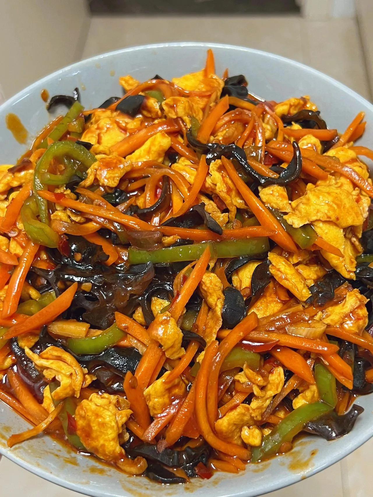 家里只要有鸡蛋，一样能做出好吃的下饭菜！
做法：
1、调酱汁：碗中放两勺生抽、一