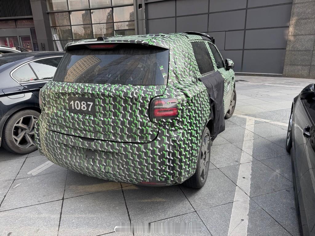 这个笑脸尾灯也太暴露身份了吧，再重度的伪装我都认得你啊，零跑A10，哈哈哈。据说