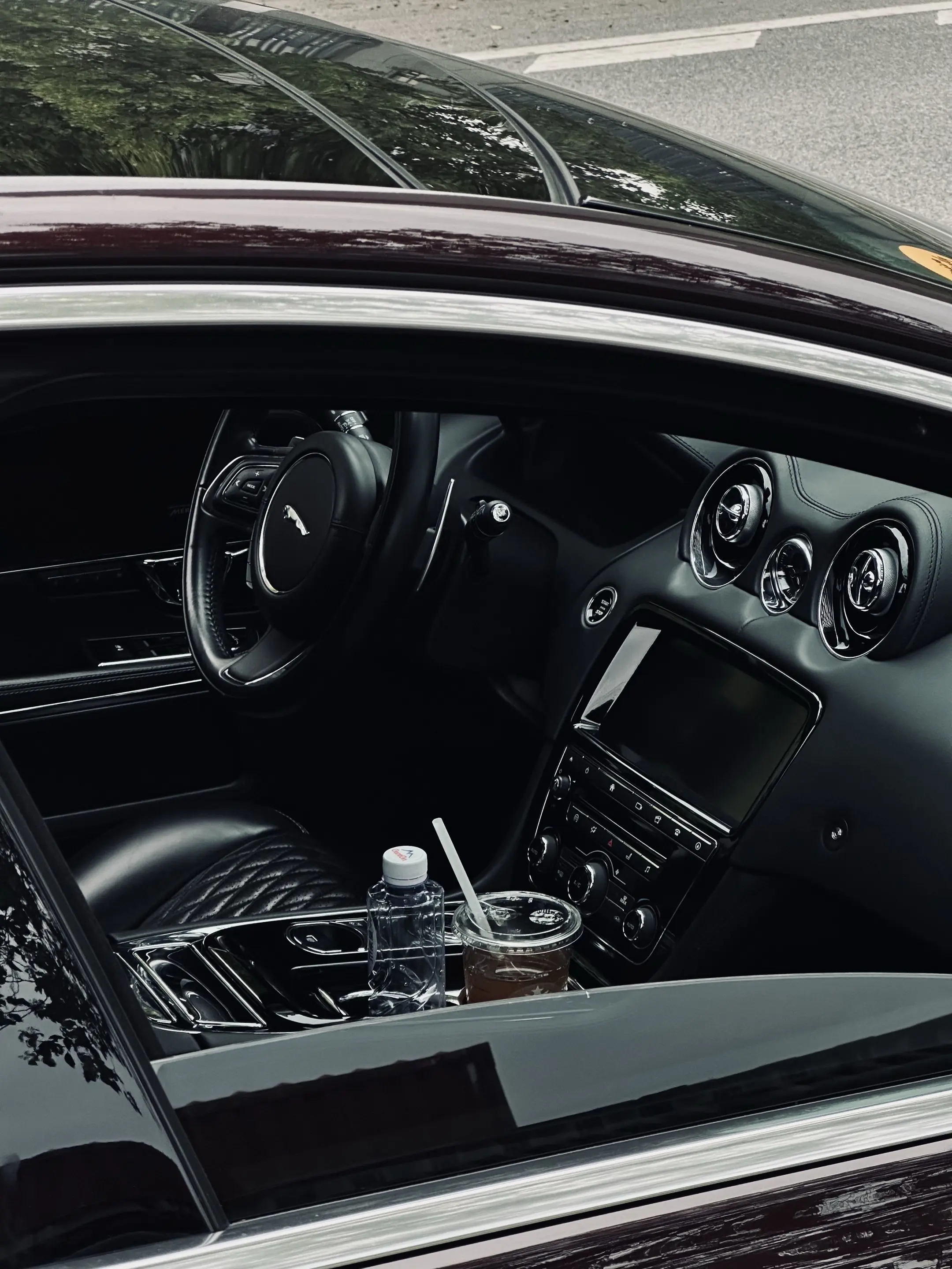 体验捷豹黑色内饰的克制美学