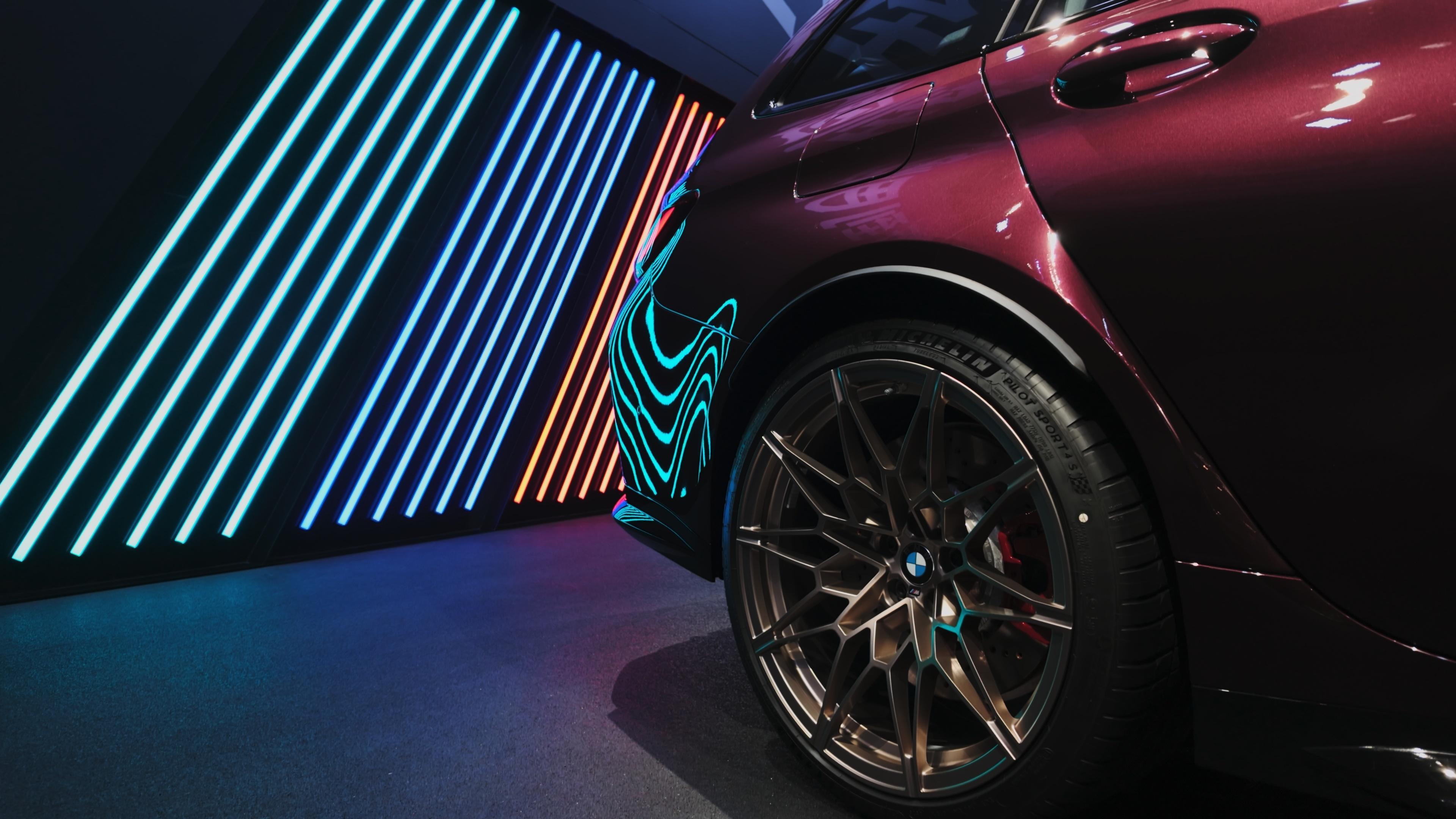 北京车展现场的灯光有点感人，基本上车身上全是光点。 