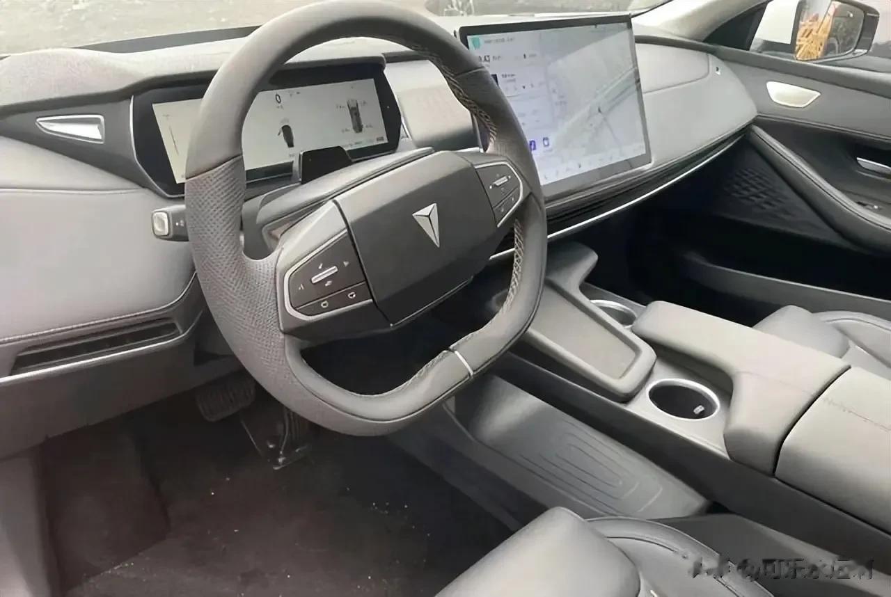 
内饰方面，整体布局没有作太大调整，设计风格依然很简洁，配备了14.6英寸悬浮式