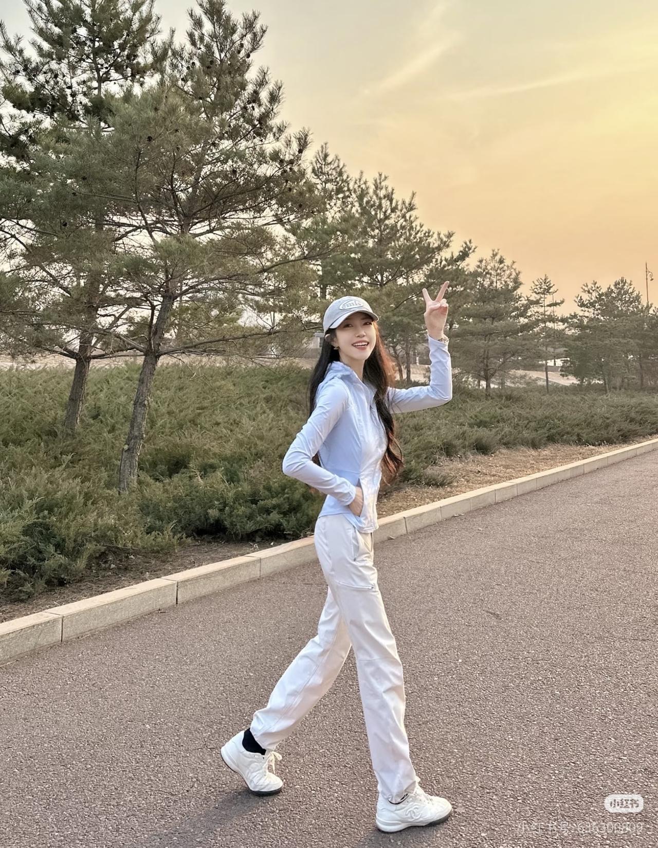 她对着镜头比出V字手势，笑容灿烂。