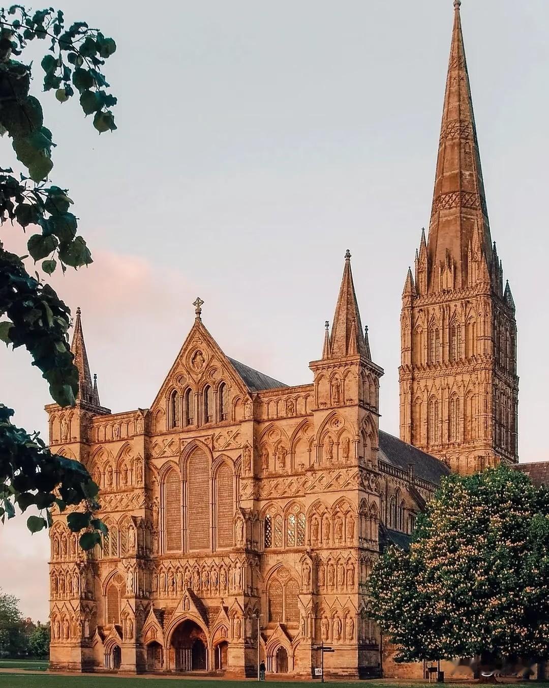 英国索尔兹伯里。它伦敦一小时生活圈的主要镇店，也是巨石阵的所在地。这里还有很哥特