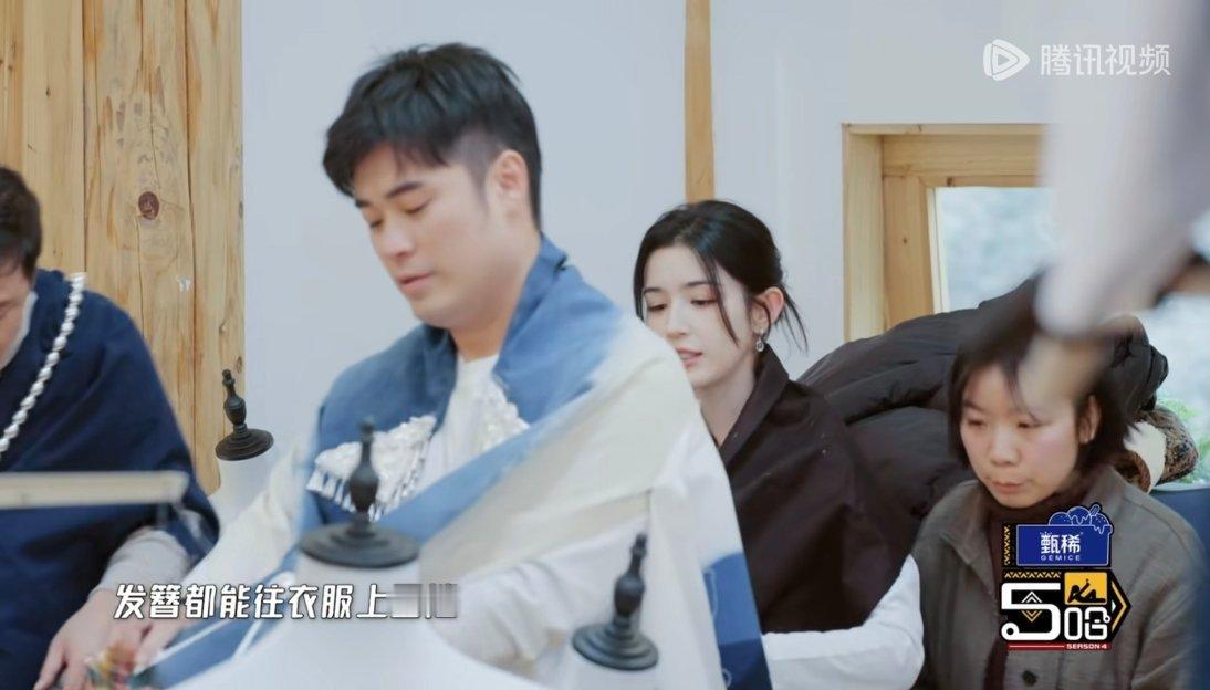 #陈赫把门穿在身上#哈哈哈，陈赫设计的衣服被邓超调侃像穿了一道门，门环都做出来了