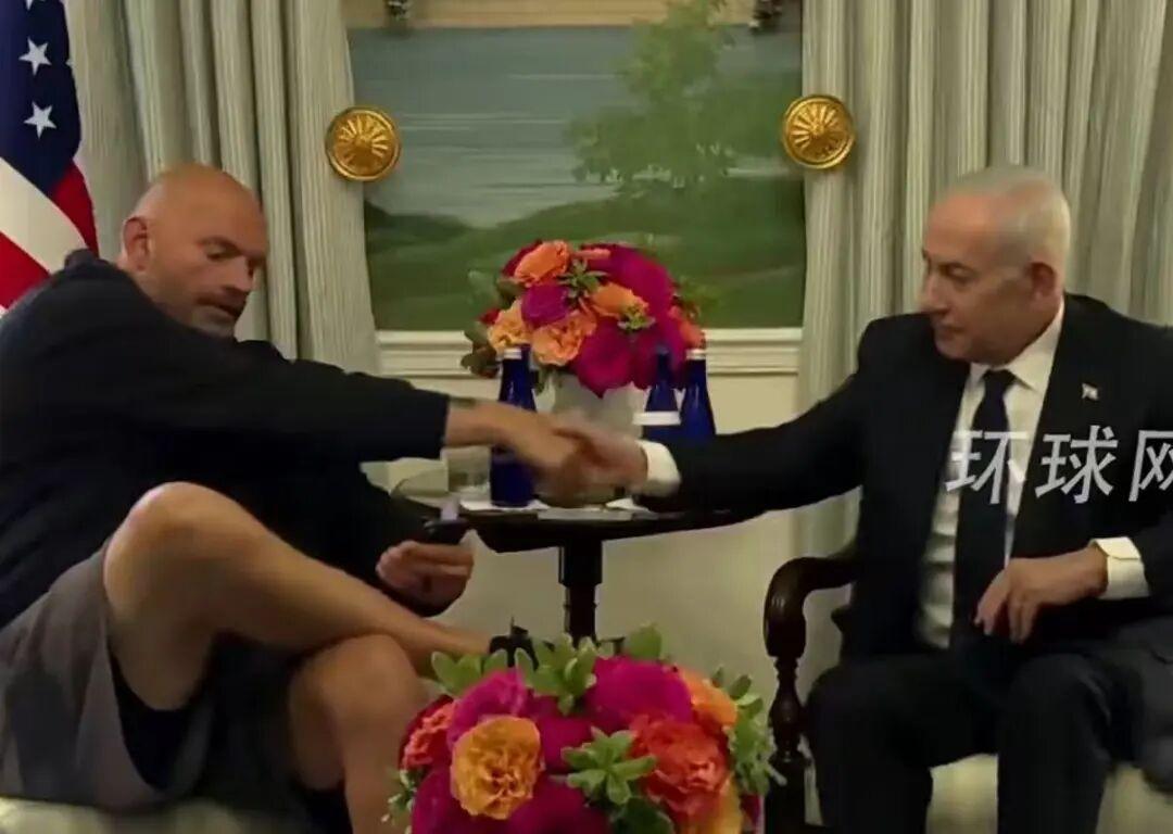 美国参议员穿短裤翘腿与内塔尼亚胡会谈，还一边握手一边刷手机；网友：他是不是看到内