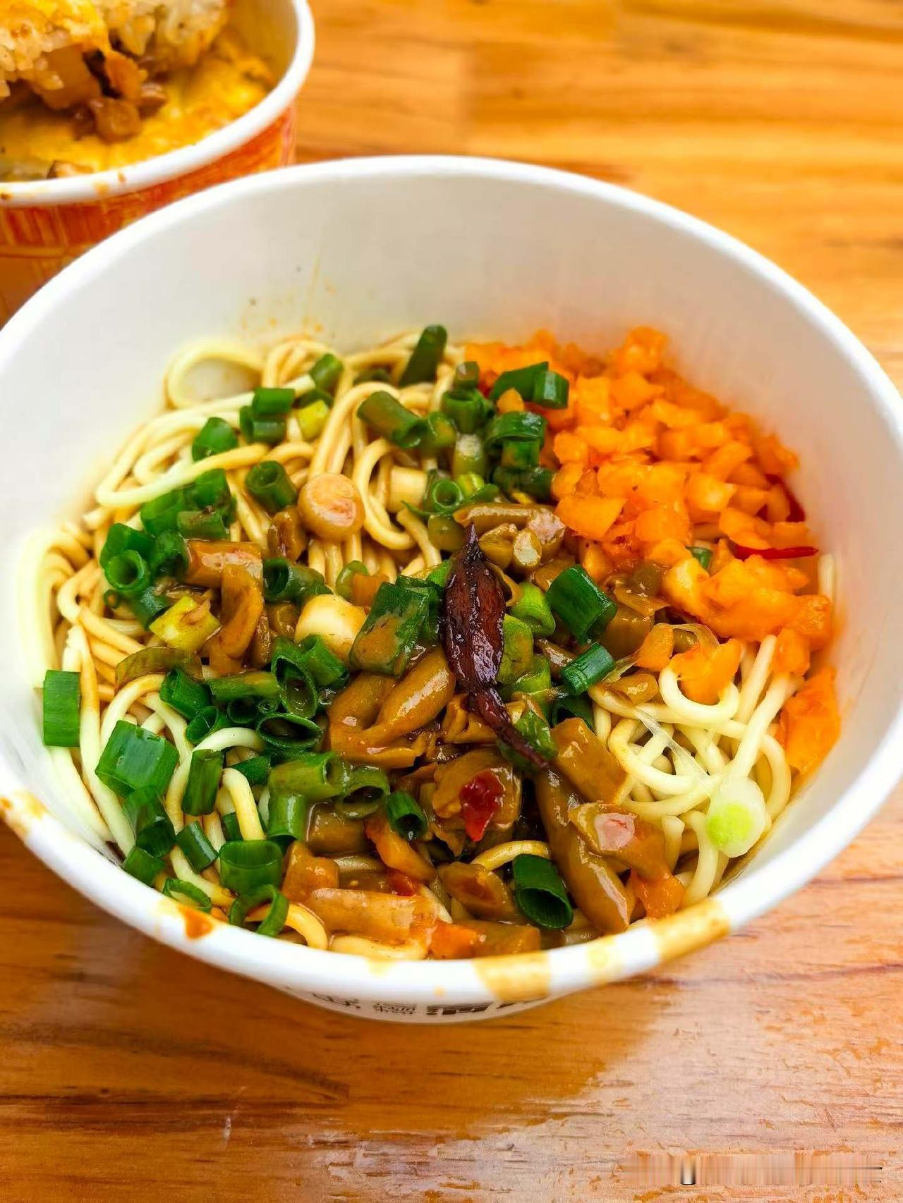 武汉的早晨您好！

以前一直听说热干面的美味，


这次终于尝到武汉正宗的热干面