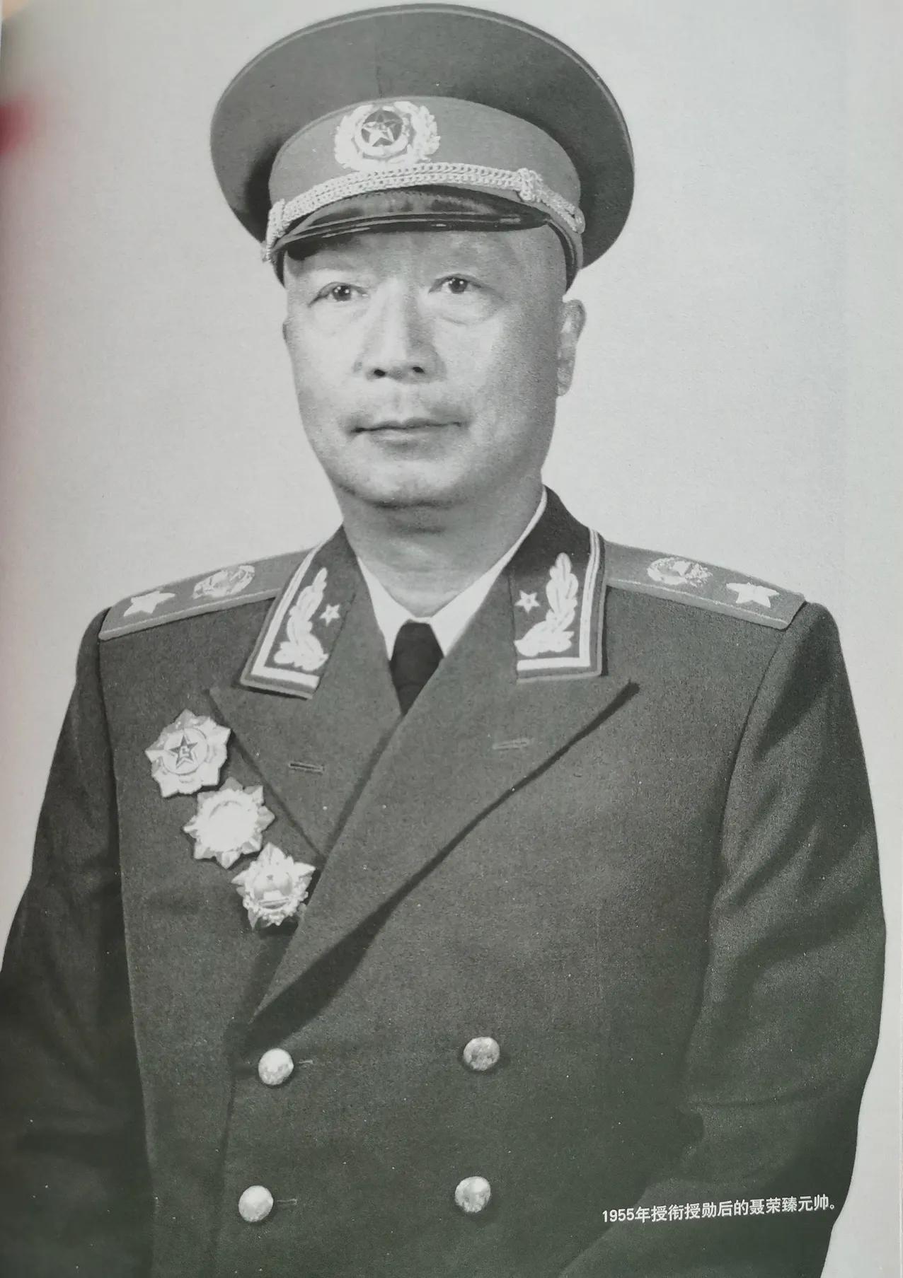 有一次开国中将王诤和钱学森一起来向聂荣臻元帅汇报工作，王诤先讲，说得很详细。他讲