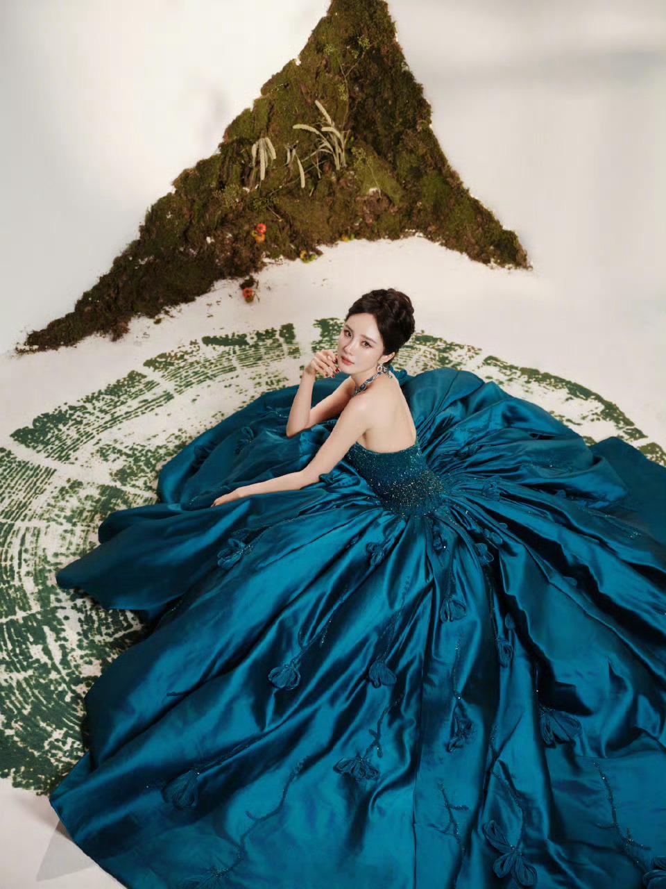 杨幂 蓝孔雀女王这个颜色感觉就很不好驾驭，杨幂穿的确实挺女王，不知道刘亦菲穿的话