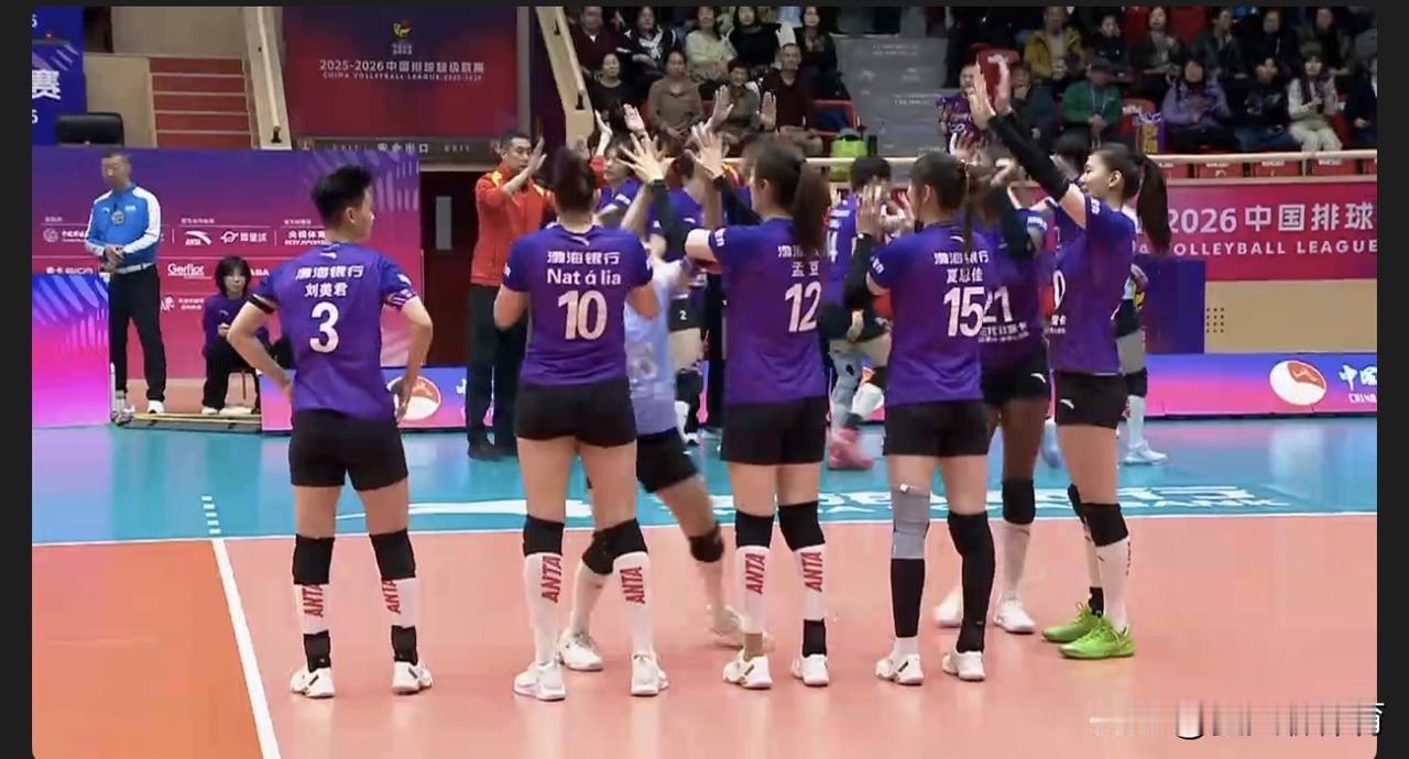 正在直播北京女排VS天津女排焦点战！季后赛第一场比赛，天津女排主场迎战北京女排，