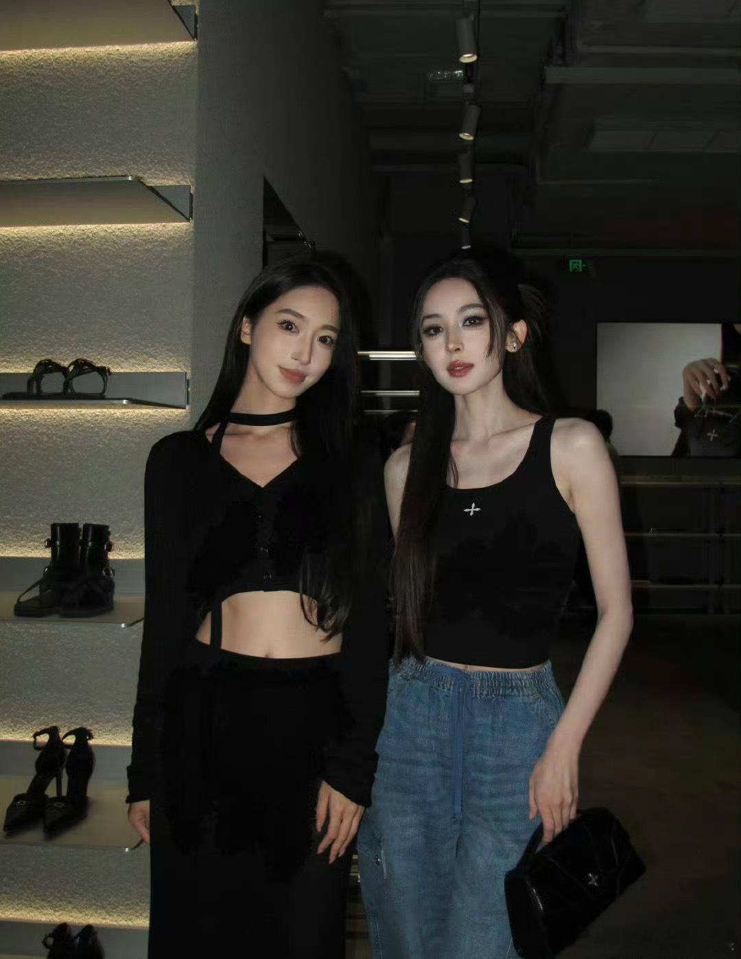 娜扎搂着我的腰和我合照娜扎真的对粉丝特别亲近没有架子！姐妹要爱上娜扎一辈子了吧古