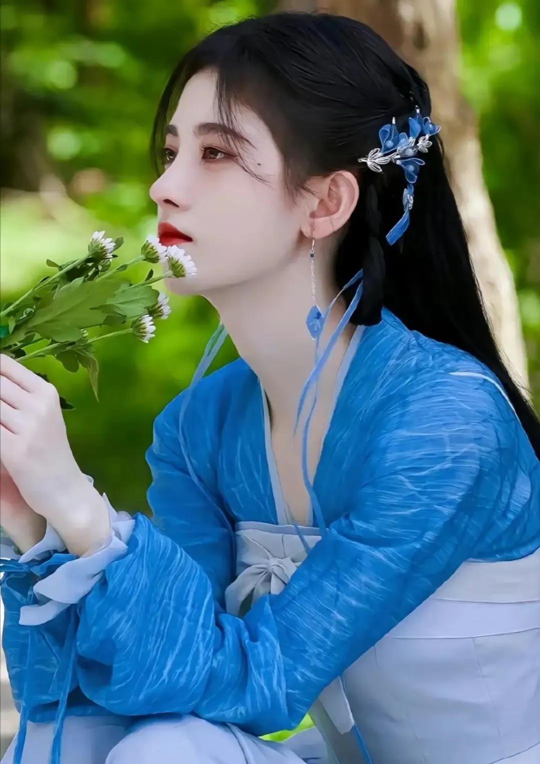 鞠婧祎是一位备受瞩目的演员，她凭借出色的演技和高品质的塑造，在影坛中崭露头角。下