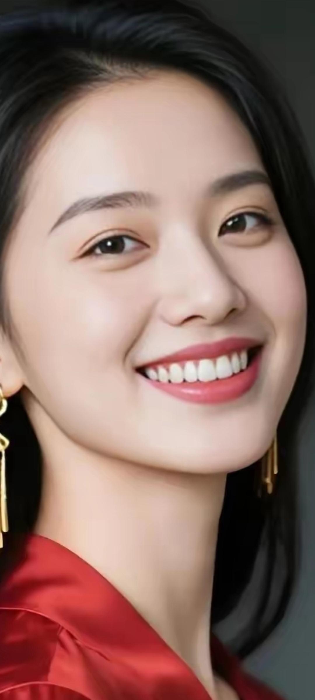 甜美笑容，金耳闪耀，红衣惊艳，元气满满！